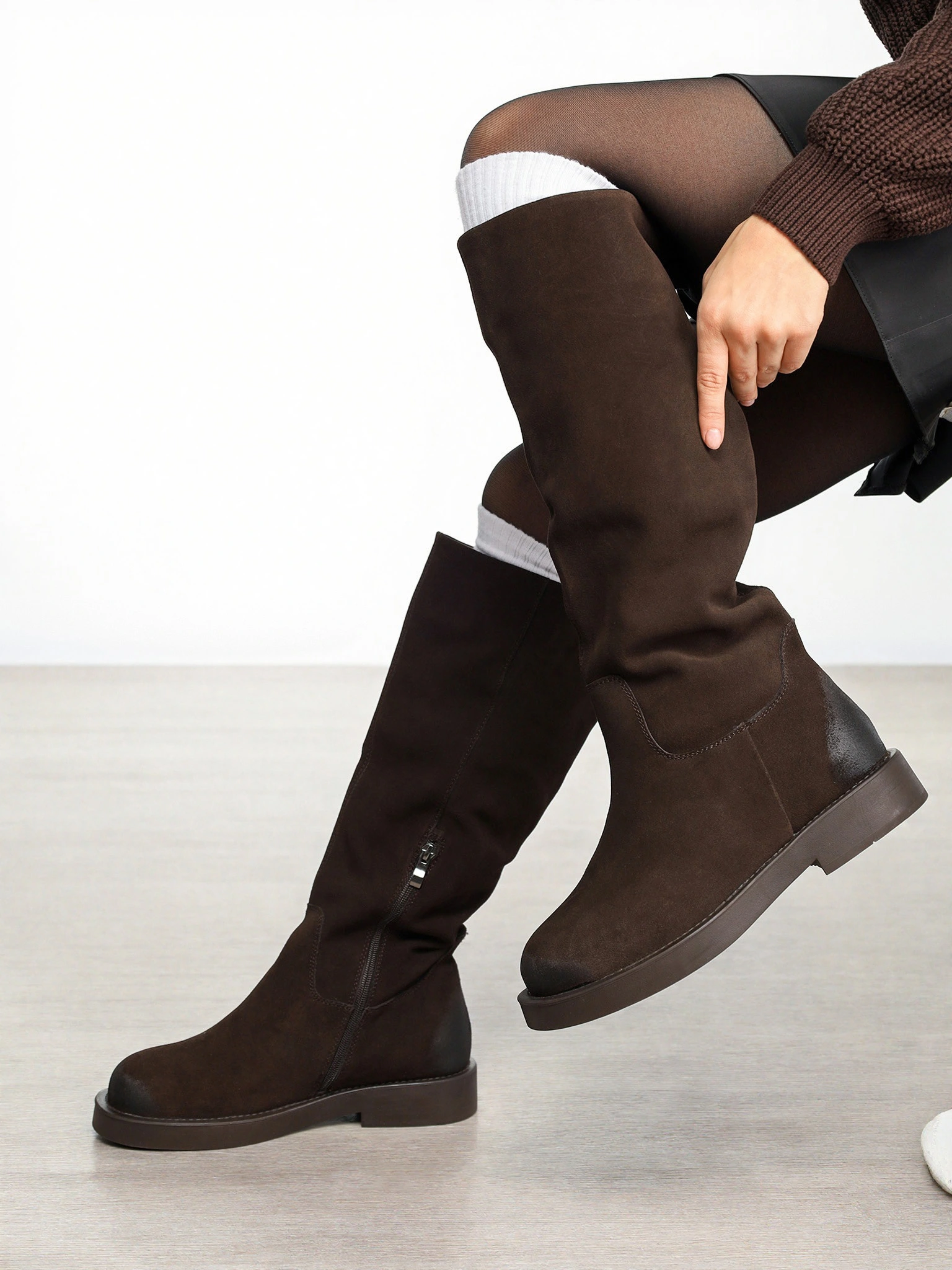 Сапоги коричневого цвета на низком каблуке